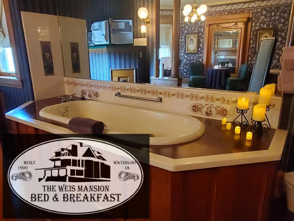 Deluxe Suite with Spa Bath interior